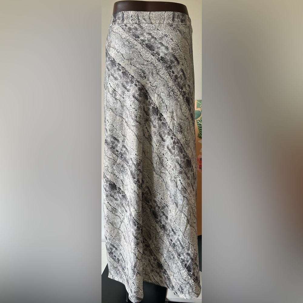 NWT THE LIMITED PYTHON PRINT FAUX WRAP SKIRT. HIDDEN ZIP, SKIMS BODY, 18W - Picture 3 of 6